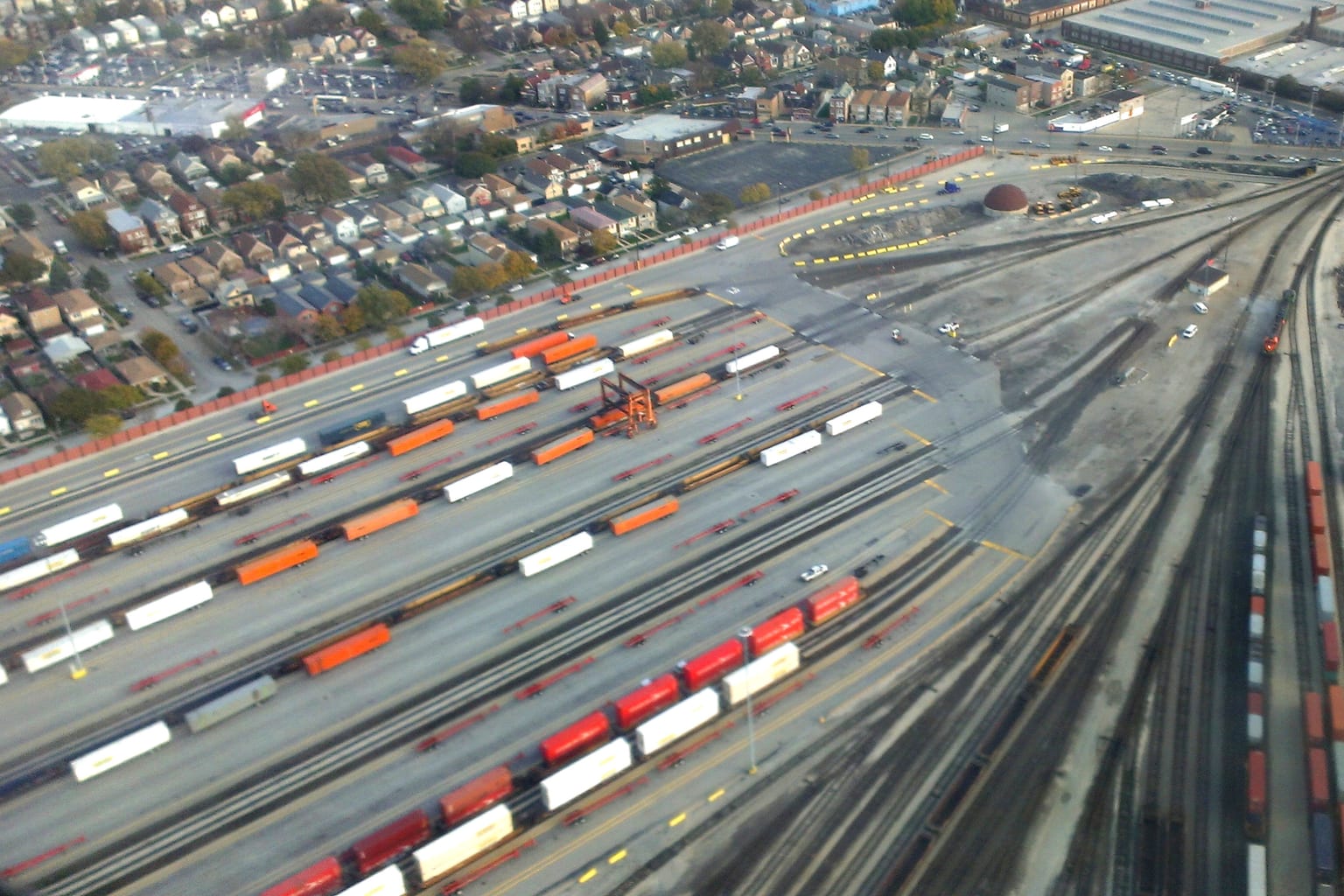 Camión de contenedor y vagones intermodales en el mercado ferroviario de Chicago