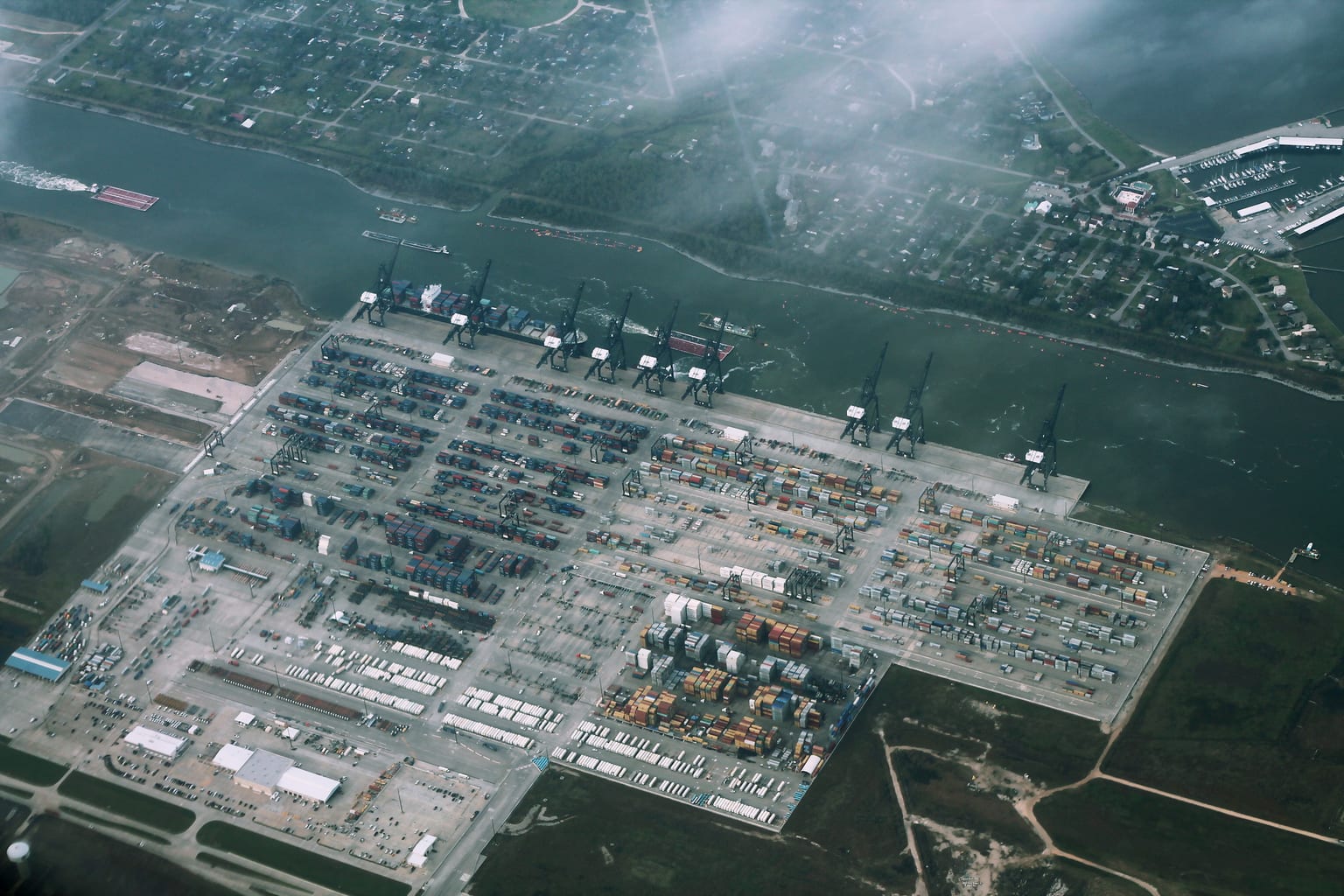 Camión de contenedor circulando por una terminal del mercado portuario de Houston