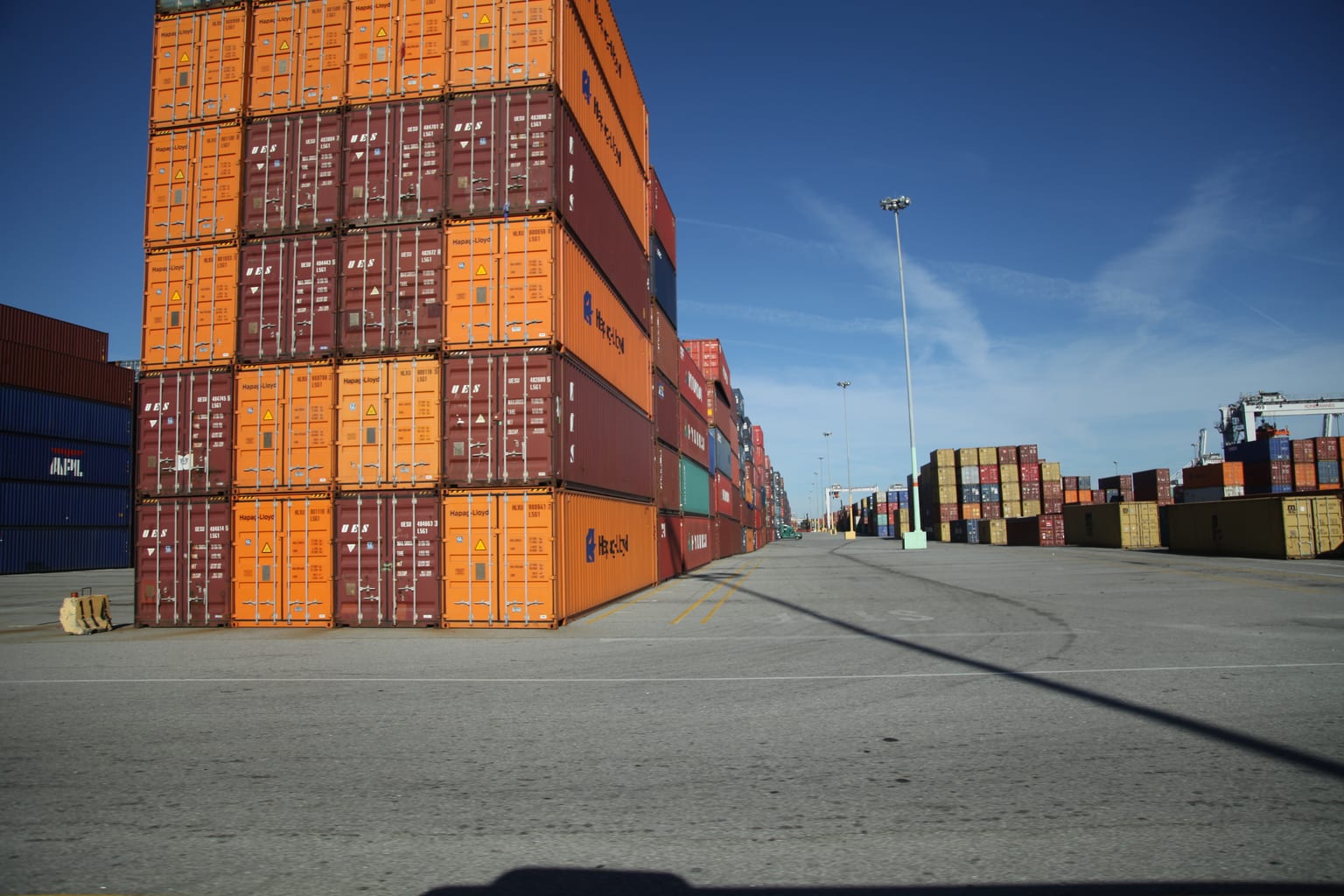 Camión de contenedor cerca de una terminal y zona de almacenes del mercado portuario de Savannah